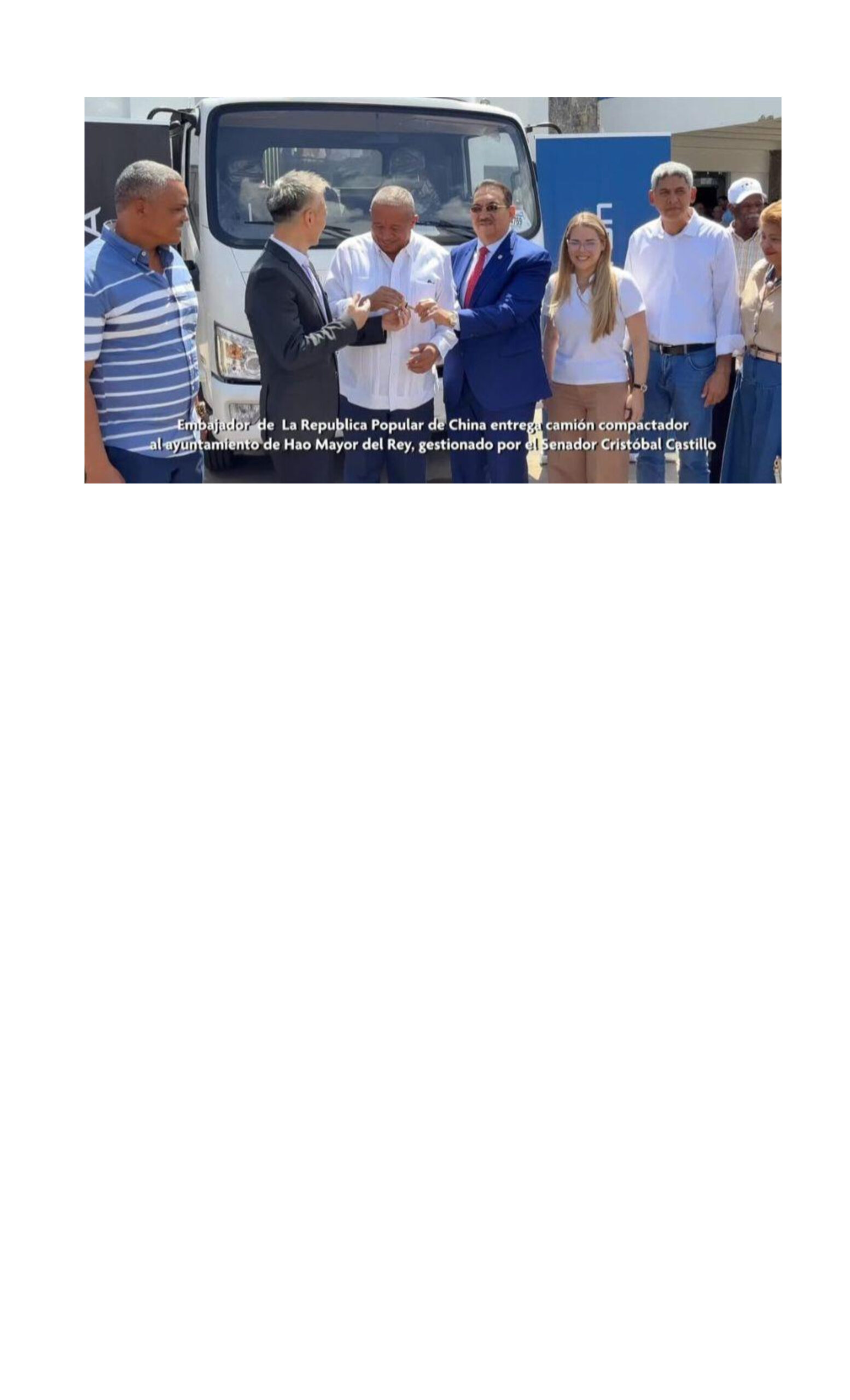Embajador de China entrega camión compactador al Ayuntamiento de Hato Mayor