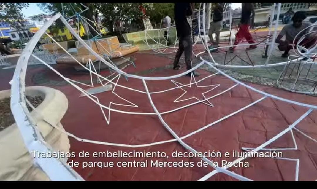 DECORACIÓN NAVIDEÑA DEL PARQUE MERCEDES DE LA ROCHA, DICIEMBRE 2025